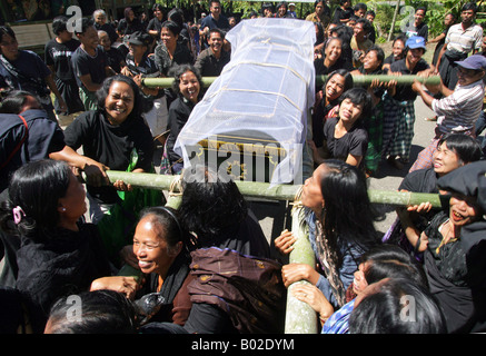 Indonesien Sulawesi Tana Toraja: traditionelle Beerdigung, der Körper wird in einer Prozession zum Grab getragen. Stockfoto