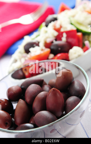 Schwarze Kalamata Oliven und griechischer Salat mit Feta-Käse Stockfoto