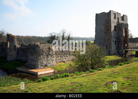 Ruinen von Süd-Fassade und innere Torhaus mit Graben der Baconsthorpe Burg, in der Nähe von Holt, Norfolk, Großbritannien. Stockfoto