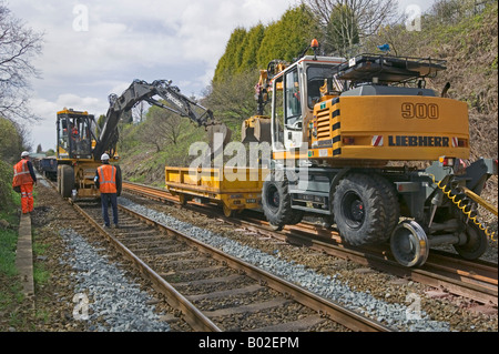 Spezialist für Auftragnehmer mit Zweiwege-Fahrzeuge zu pflegen und zu ersetzen veraltete Track Komponenten auf einer belebten Schienennetz. Stockfoto