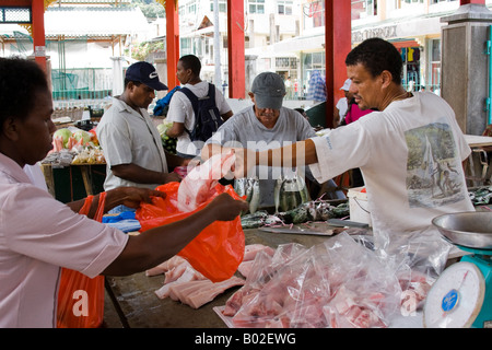 Fisch am Victoria Market auf den Seychellen kaufen Stockfoto