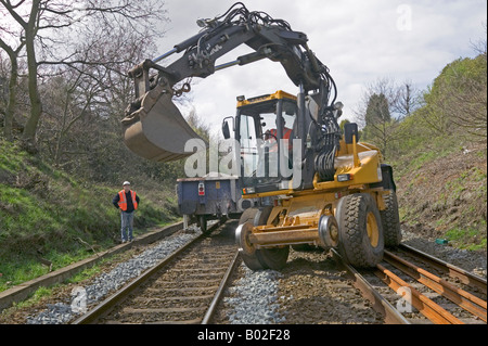 Spezialist für Auftragnehmer mit Zweiwege-Fahrzeuge zu pflegen und zu ersetzen veraltete Track Komponenten auf einer belebten Schienennetz. Stockfoto