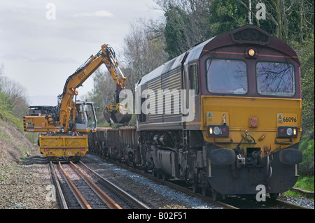 Spezialist für Auftragnehmer mit Zweiwege-Fahrzeuge zu pflegen und zu ersetzen veraltete Track Komponenten auf einer belebten Schienennetz. Stockfoto