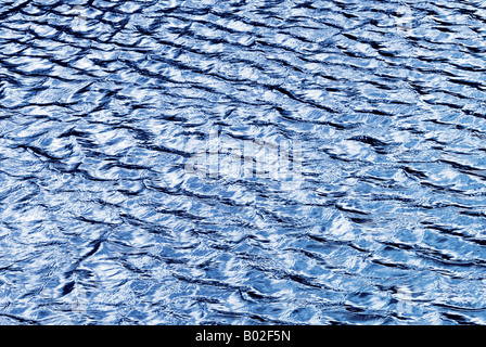 Zusammenfassung Hintergrund blaue Wasserfläche mit Wellen Stockfoto