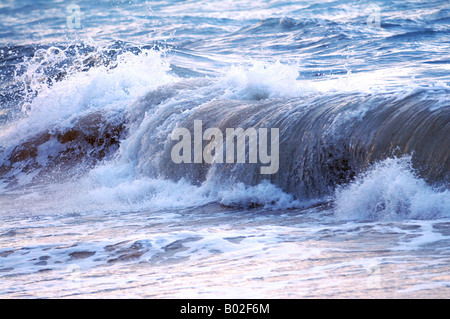 Grosse brechenden Welle im stürmischen Ozean Stockfoto