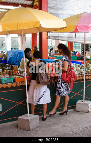 Zwei karibische Damen kaufen Bio-Produkte auf den Seychellen Stockfoto