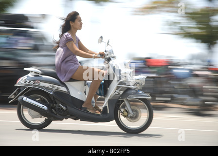 Mädchen auf moped Stockfoto