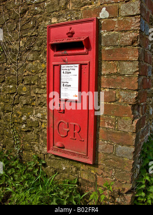 Eine ländliche Postbox eingestellt in die Wand ein landwirtschaftliches Gebäude in Surrey UK It trägt die Initialen des King George Stockfoto