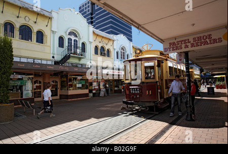 City Tour Straßenbahn reisen hinunter die blauen und gelben Fassaden der neue Regent Street, Christchurch, Südinsel, Neuseeland Stockfoto