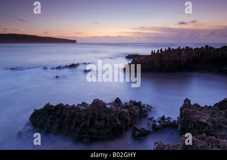 Amoeira Sonnenuntergang mit verschwommenem milchigem Wasser mit eingehender Flut Amoeira Strand in der Nähe von Aljezur Westküste Algarve Costa Vincentina Portugal EU Stockfoto