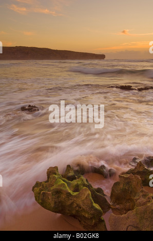 Sonnenuntergang mit verschwommenes milchiges Wasser mit Flut Amoeira Strand in der Nähe von Alejezur Westküste Algarve Costa Vincentina Portugal EU Stockfoto