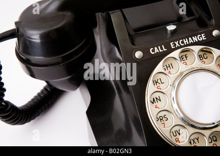 Hautnah. Alte schwarze GPO Post 312L Bakelit Telefon. Hand an Ort und alte altmodische Zifferblatt mit Taste rufen Sie EXCHANGE einzustellen Stockfoto