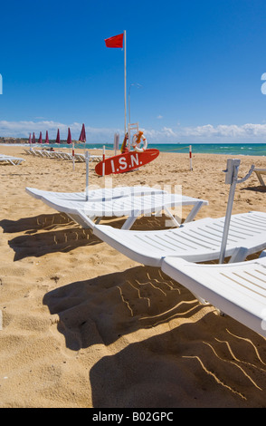 Sonnenliegen und Rettungsschwimmer Station Praia da Rocha Strand Portimao Algarve Portugal EU Europa Stockfoto