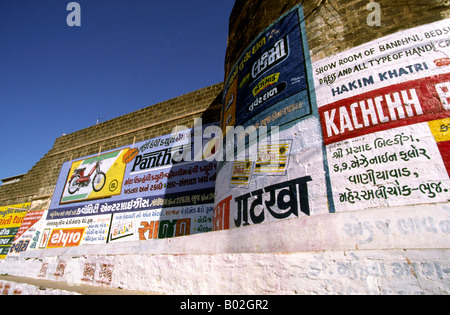 Indien Bhuj Gujerat gemalt Werbung auf Stadtmauer Stockfoto