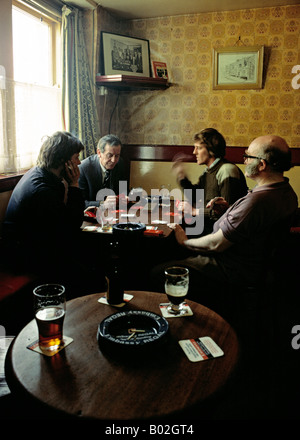 Vier Männer spielen Karten und Biertrinken im englischen Pub in den späten 70er Jahren. Stockfoto