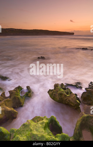 Sonnenuntergang mit verschwommenem milchigem Wasser mit einströmenden Gezeiten Amoeira Strand In der Nähe von Aljezur Westküste Algarve Costa Vincentina Portugal EU Stockfoto