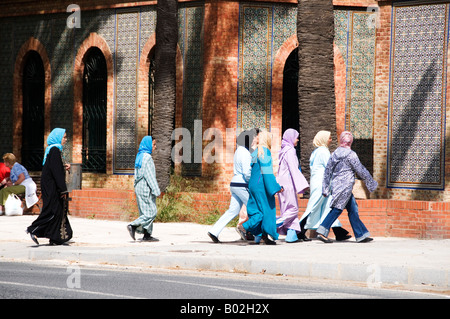 Spanien Andalusien April 2008 Huelva A Gruppe von nordafrikanischen Wanderarbeitnehmerinnen beim Überqueren der Straße Stockfoto