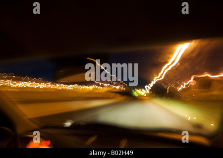 Fahren bei Nacht linke Hand Auto durch ein Dorf Portugal EU Europa Stockfoto