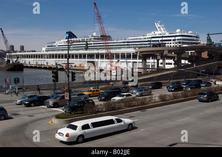 Weststraße und der Port Authority Schiff Kreuzfahrtterminals in New York mit der Norwegian Gem angedockt Stockfoto