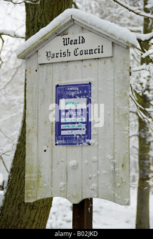 Weald Pfarrgemeinderat noticeboard im Schnee Stockfoto