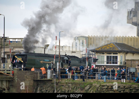 Eine Charta Dampfzug unter der Leitung von 34067 'Tangmere' Folkestone Hafen Bahnhof. Stockfoto