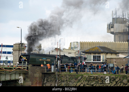 Eine Charta Dampfzug unter der Leitung von 34067 'Tangmere' Folkestone Hafen Bahnhof. Stockfoto