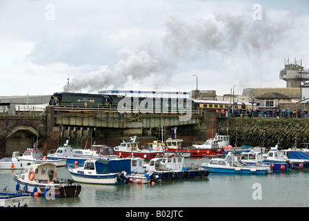 Ein Dampfzug der Charta unter der Leitung von 34067 'Tangmere' Kreuze der historische Drehbrücke am Folkestone Harbour. Stockfoto