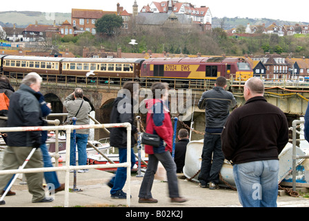 Klasse 67 Diesel bringt eine spezielle Charterzug nach Folkestone Hafen Bahnhof von Bahn-Enthusiasten beobachtet. Stockfoto