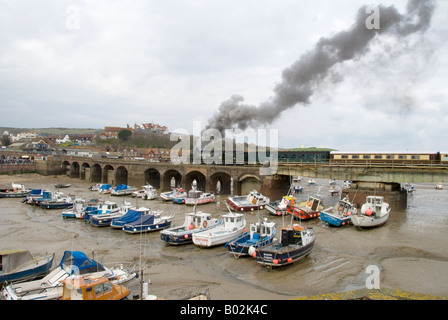 Eine Charta Dampfzug unter der Leitung von 34067 'Tangmere' Folkestone Hafen verlassen. Stockfoto