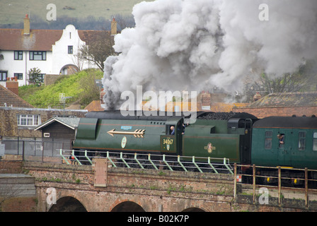 Eine Charta Dampfzug unter der Leitung von 34067 'Tangmere' Folkestone Hafen verlassen. Stockfoto