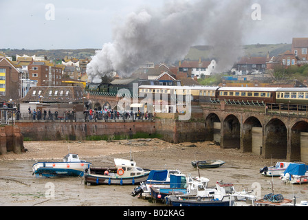 Eine Charta Dampfzug unter der Leitung von 34067 'Tangmere' Folkestone Hafen verlassen. Stockfoto