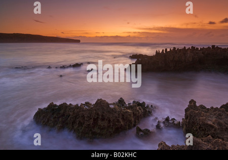 Aljezur Sonnenuntergang mit verschwommenem milchigem Wasser mit eingehender Flut Amoeira Strand in der Nähe von Aljezur Portugal Westküste Algarve Costa Vincentina Portugal EU Stockfoto