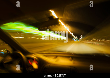 Fahren bei Nacht linke Hand Auto durch ein Dorf Portugal EU Europa Stockfoto