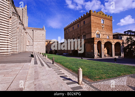 Rathaus und Dom von Orvieto in Italien Stockfoto