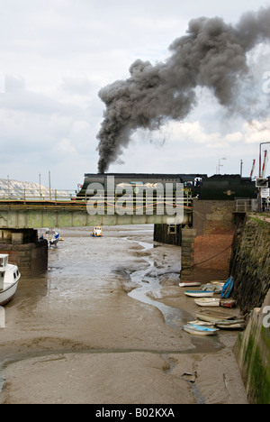 Ein Dampfzug der Charta unter der Leitung von 34067 'Tangmere' Kreuze der historische Drehbrücke am Folkestone Harbour. Stockfoto