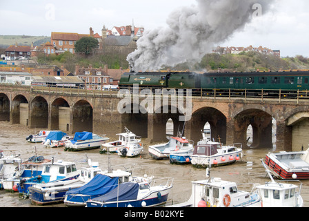 Eine Charta Dampfzug unter der Leitung von 34067 'Tangmere' Folkestone Hafen verlassen. Stockfoto