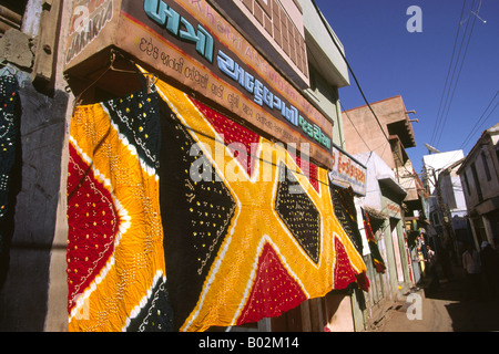 Indien Gujerat Bhuj Bandhni Krawatte Färberei in Danda Basar Stockfoto