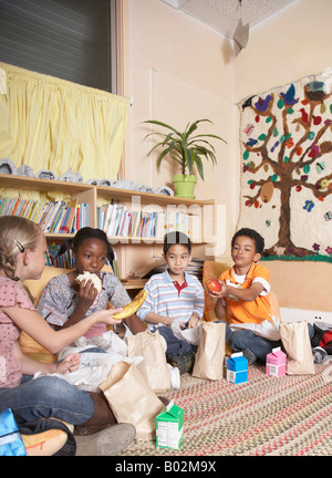 Multi-ethnischen Schulkinder Essen Stockfoto