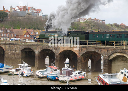 Eine Charta Dampfzug unter der Leitung von 34067 'Tangmere' Folkestone Hafen verlassen. Stockfoto