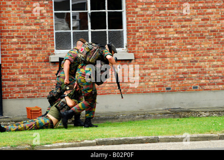 Soldaten der belgischen Armee zu helfen und den Transport von Verwundeten Mate. Stockfoto