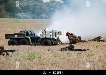 Evakuierung von verwundeten Soldaten durch eine Ambulanz-Einheit der belgischen Armee. Stockfoto