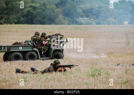 Evakuierung von verwundeten Soldaten durch eine Ambulanz-Einheit der belgischen Armee. Stockfoto