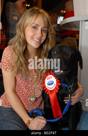 Coronation Street Sterne Samia Smith aka Maria Connor mit ihr am Bildschirm Hund Ozzy auf Crufts Stockfoto