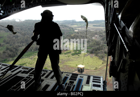 Flieger Uhren ein Praxis-Bündel aus einer c-17 Globemaster III während einer Trainingsmission Airdrop Juli 16 Hawaii umfallen. Stockfoto