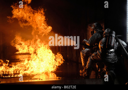 Feuerwehrleute Löschen eines Brandes simulierten Batterie. Stockfoto