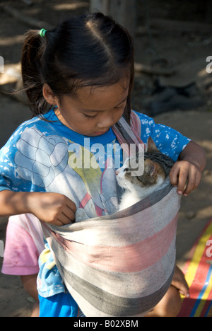 Kleines Lahu-Mädchen mit Katze im Sack Chiang Rai Provinz Nord-Thailand Stockfoto