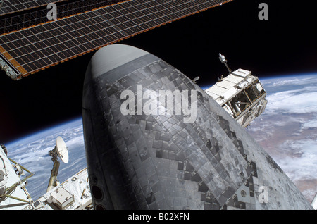 Space Shuttle Discovery angedockt an der internationalen Raumstation ISS. Stockfoto