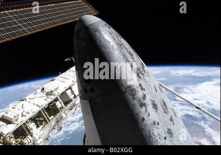 Space Shuttle Discovery angedockt an der internationalen Raumstation ISS. Stockfoto