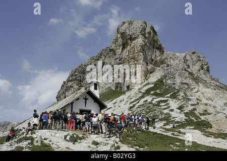 Religiöse Zeremonie vor einer Gedenk Kapelle an der Tre Cime di Lavaredo Berge, Italien Stockfoto