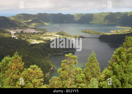 Azoren, Lagoa Verde und Lagoa Azul (blaue und grüne See), Sete Cidades Sao Miguel Island. Stockfoto